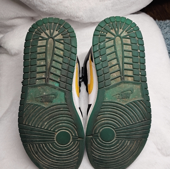 WMNS Nike Air Jordan 1 Mid “Alternate Swoosh” - Picture 4 of 5